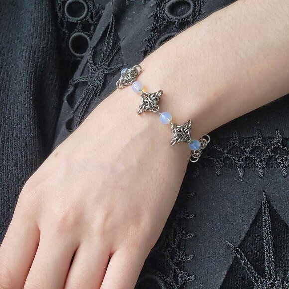 Silver star and blue opalites chainmail bracelet - Picture 5 of 11